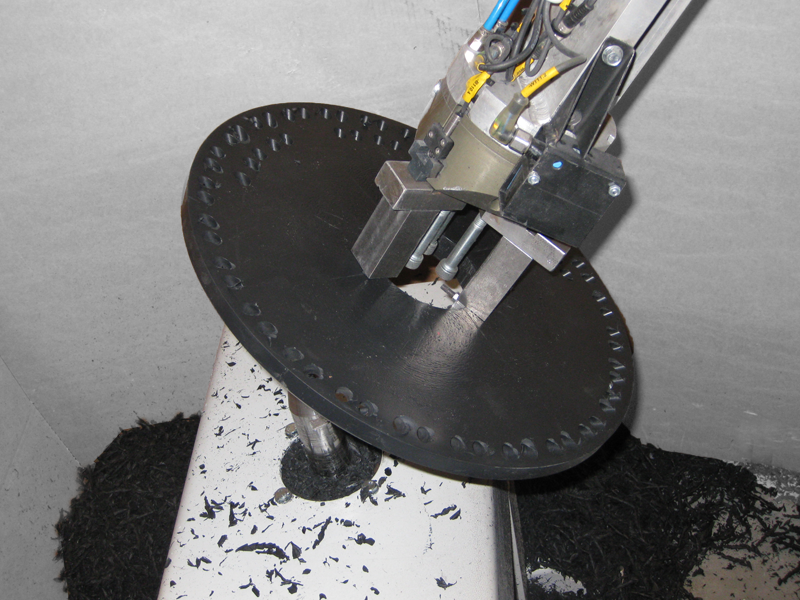 Robotcelle til plaststøbemaskine, boring af huller - industrirobotter anvendes til håndtering. Robotløsning til plastindustrien